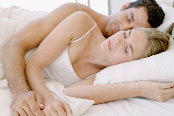 Las parejas que duermen muy cerca son más felices