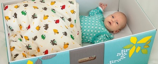 bebe finalndés durmiendo en una caja