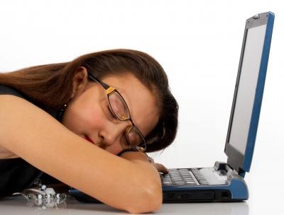 Chica dormida delante ordenador
