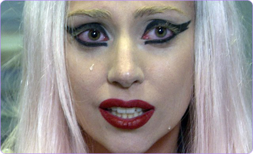 Lady Gaga duerme maquillada