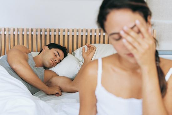 Las mujeres duermen menos que los hombres